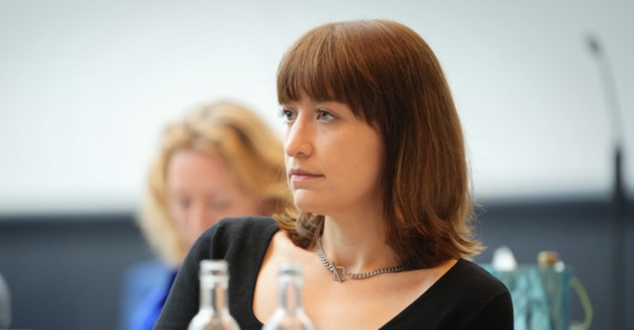 Heidi Reichinnek während einer Fraktionssitzung