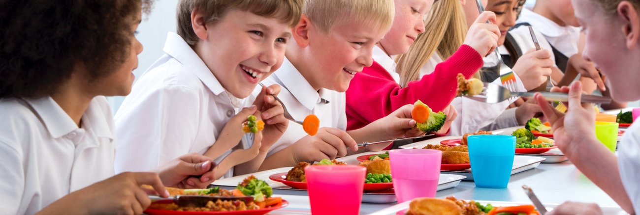 Schulkinder beim Mittagessen © iStock/SolStock