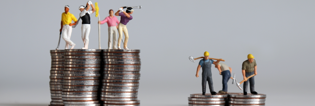 Golfspieler-Miniaturfiguren auf einem hohen Münzhaufen und Arbeiter-Miniaturfiguren auf einem flachen Münzhaufen © iStock Golfspieler-Miniaturfiguren auf einem hohen Münzhaufen und Arbeiter-Miniaturfiguren auf einem flachen Münzhaufen © iStock