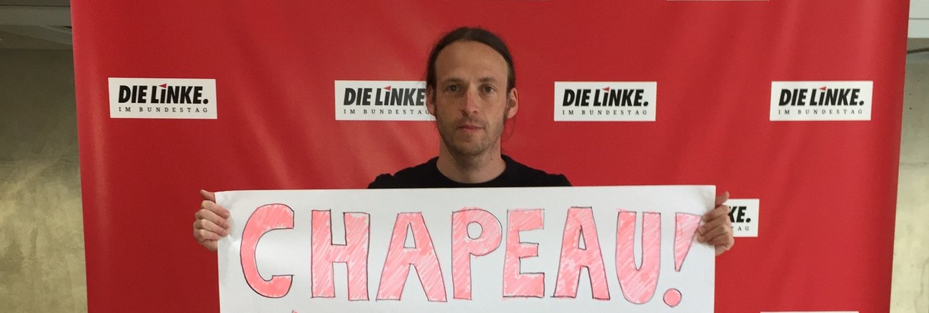 Pascal Maiser hält ein Transparent mit der Aufschrift: Chapeau aux travailleurs de Lidl! Pascal Maiser hält ein Transparent mit der Aufschrift: Chapeau aux travailleurs de Lidl!