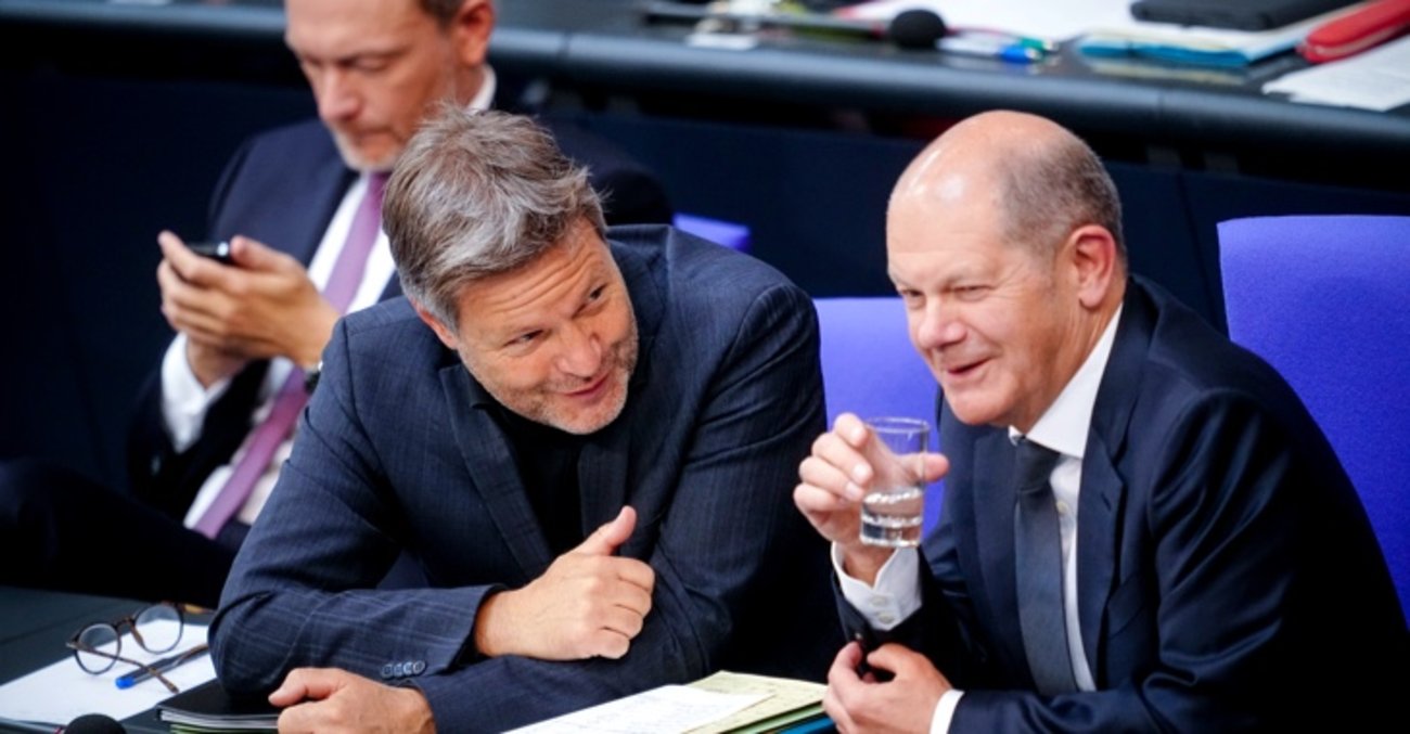 v.l.n.r. Bundesfinanzminister Christian Lindner, Bundeswirtschaftsminister Robert Habeck und Bundeskanzler Olaf Scholz auf der Regierungsbank im Plenarsaal des Bundestags © picture alliance/dpa|Kay Nietfeld