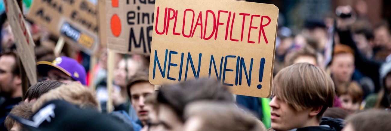 Bei der Save the Internet-Demonstration am 23. März 2019 in Hamburg gegen die geplante EU-Urheberrechtsreform hält ein Teilnehmer ein Schild mit der Aufschrift: Uploadfilter. Nein nein! © picture alliance/xim.gs Bei der Save the Internet-Demonstration am 23. März 2019 in Hamburg gegen die geplante EU-Urheberrechtsreform hält ein Teilnehmer ein Schild mit der Aufschrift: Uploadfilter. Nein nein! © picture alliance/xim.gs