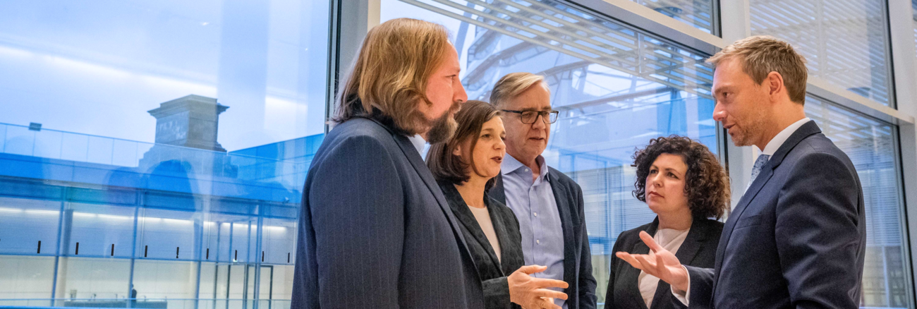 Anton Hofreiter, Katrin Göring-Eckardt, Dietmar Bartsch, Amira Mohamed Ali und Christian Lindner im Gespräch © dpa/Michael Kappeler Anton Hofreiter, Katrin Göring-Eckardt, Dietmar Bartsch, Amira Mohamed Ali und Christian Lindner im Gespräch © dpa/Michael Kappeler
