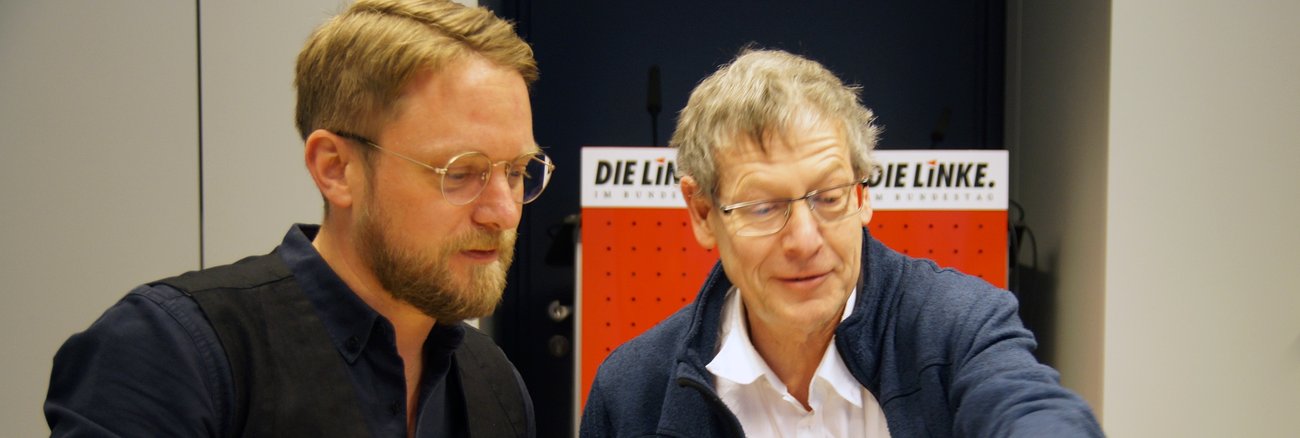 Jan Korte, Erster Parlementarischer Gerschäftsführer der Linksfraktion, und ver.di-Verhandlungsführer Tobias Schürmann unterzeichnen Tarifabschluss