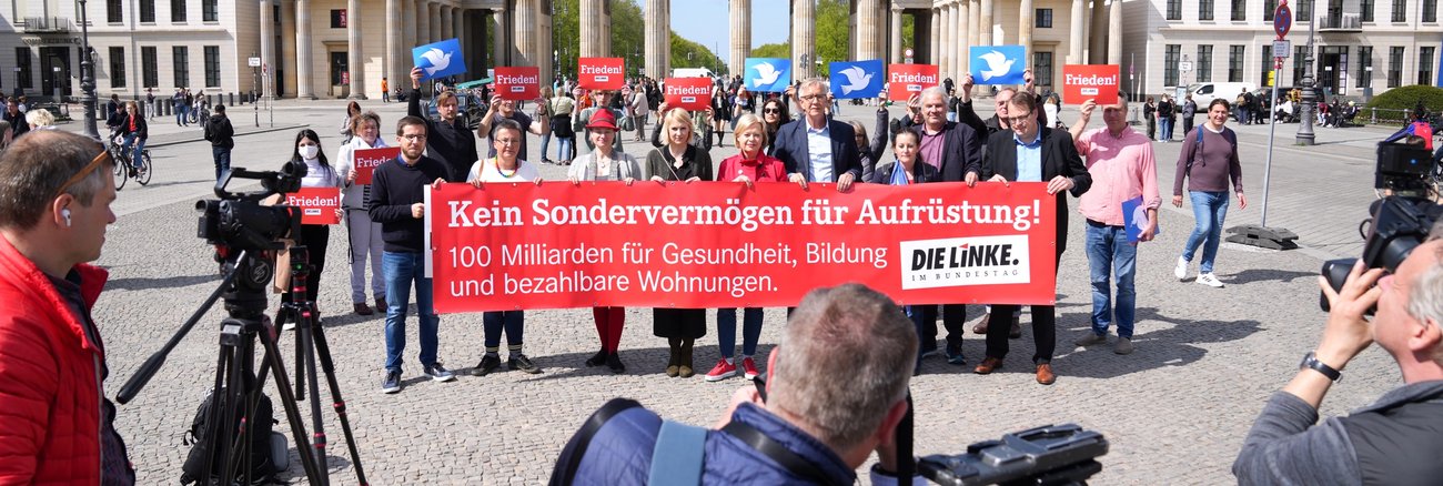 Mitglieder der Linksfraktion im Bundestag halten am Brandenburger Tor in Berlin ein Transparent mit der Aufschrift »Kein Sondervermögen für Aufrüstung« Mitglieder der Linksfraktion im Bundestag halten am Brandenburger Tor in Berlin ein Transparent mit der Aufschrift »Kein Sondervermögen für Aufrüstung«