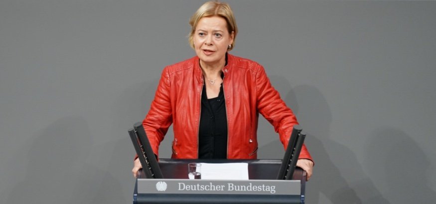 Gesine Lötzsch am Rednerpult des Bundestages Gesine Lötzsch am Rednerpult des Bundestages