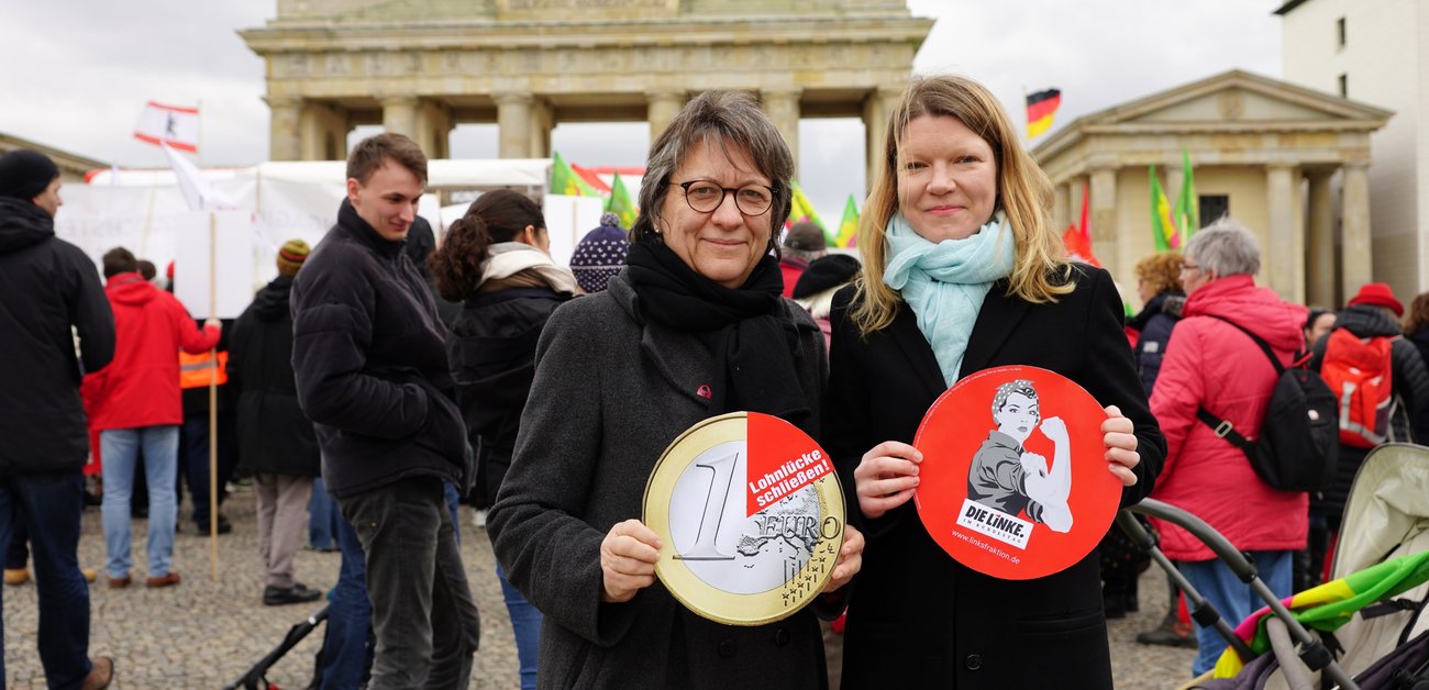 Cornelia Möhring (l.) und Doris Achelwilm bei der Kundgebung zum Equal Pay Day am 18. März 2019 am Brandenburger Tor in Berlin. Foto: Olaf Krostitz Cornelia Möhring (l.) und Doris Achelwilm bei der Kundgebung zum Equal Pay Day am 18. März 2019 am Brandenburger Tor in Berlin. Foto: Olaf Krostitz