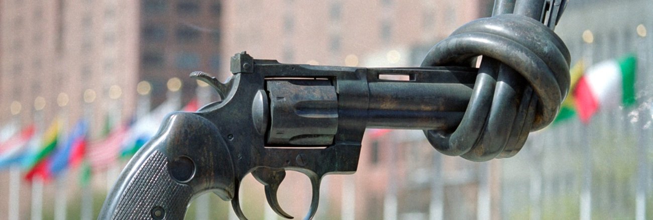 Ein Knoten im Lauf einer Pistole - Die Non-Violence-Skulptur am UNO-Hauptquartier in New York © UN Photo/Pernaca Sudhakaran Ein Knoten im Lauf einer Pistole - Die Non-Violence-Skulptur am UNO-Hauptquartier in New York © UN Photo/Pernaca Sudhakaran