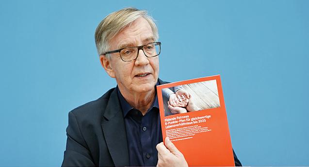 Dietmar Bartsch bei der Vorstellung des 8-Punkte-Plans für gleichwertige Lebensverhältnisse bis 2025 Dietmar Bartsch bei der Vorstellung des 8-Punkte-Plans für gleichwertige Lebensverhältnisse bis 2025