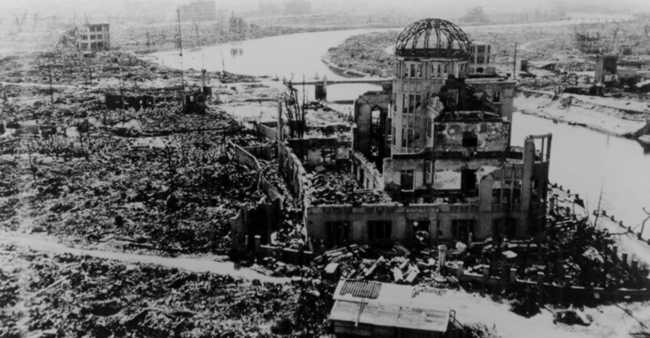 Ruine der Industrie- und Handelskammer in Hiroshima nach dem Atombombenabwurf am 6. August 1945 Ruine der Industrie- und Handelskammer in Hiroshima nach dem Atombombenabwurf am 6. August 1945