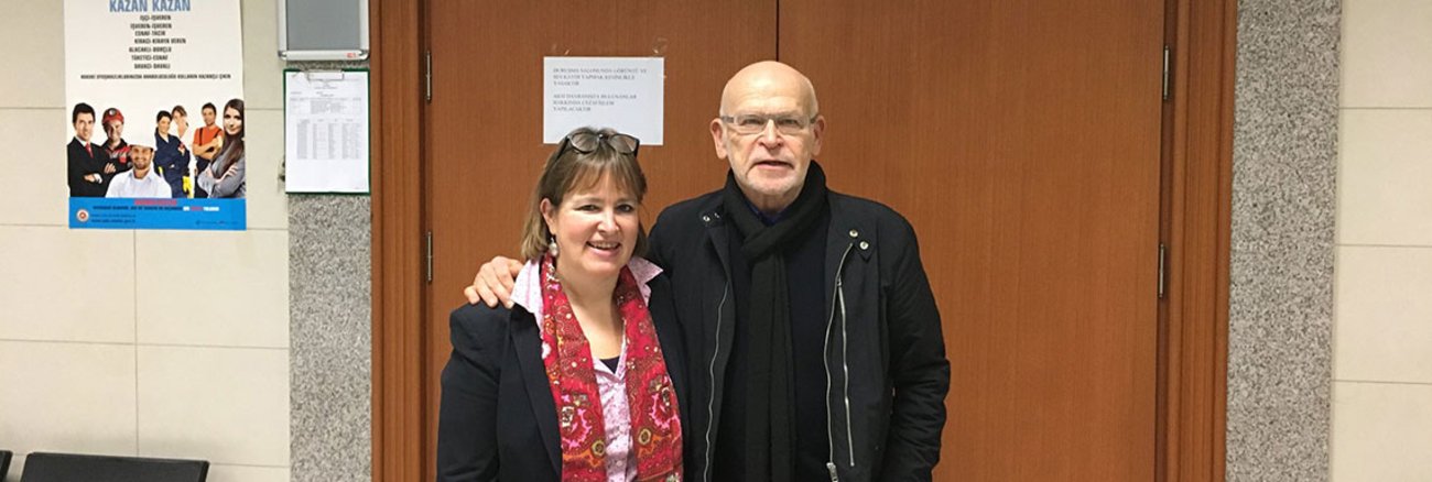 Heike Hänsel mit Günter Wallraff vor der Gerichtssaal in Istanbul