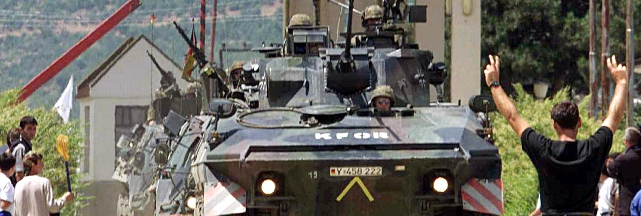 Panzer der Bundeswehr 1999 im Kosovo als Teil des NATO-Angriffskrieges gegen Jugoslawien © dpa Panzer der Bundeswehr 1999 im Kosovo als Teil des NATO-Angriffskrieges gegen Jugoslawien © dpa