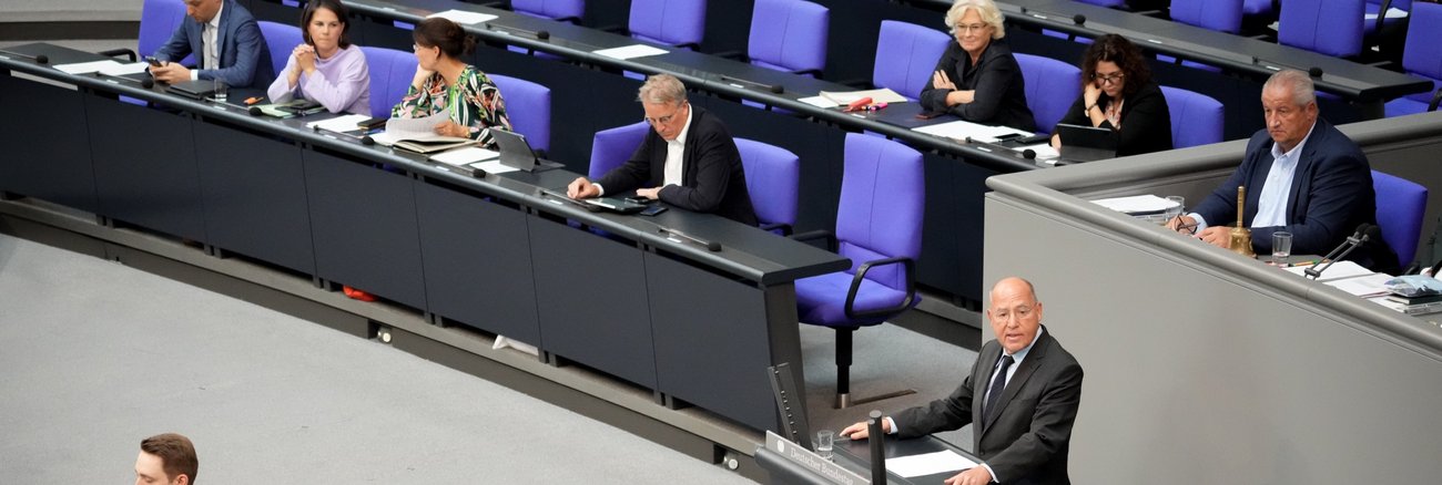 Bundesaußenministerin Annalena Baerbock auf der Regierungsbank hört Gregor Gysi am Rednerpult des Bundestages zu