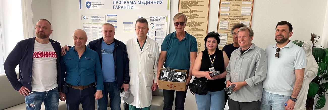 Prof. Dr. Gerhard Trabert und Dietmar Bartsch übergeben am 19. Mai 2023 in einem Krankenhaus in Charkiw ein weiteres Dermatom zur Transplantation von Haut und andere medizinische Hilfsgüter übergeben.