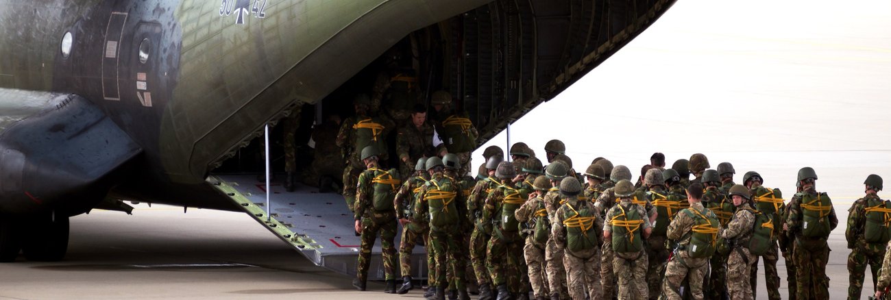 Fallschirmjäger steigen in ein Transportflugzeug vom Typ C-160 Transall der Bundeswehr © iStock/VanderWolf-Images