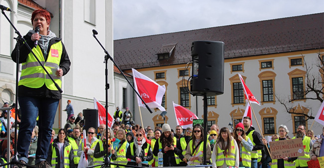 Susanne Ferschl spricht bei einem Verdi-Streik