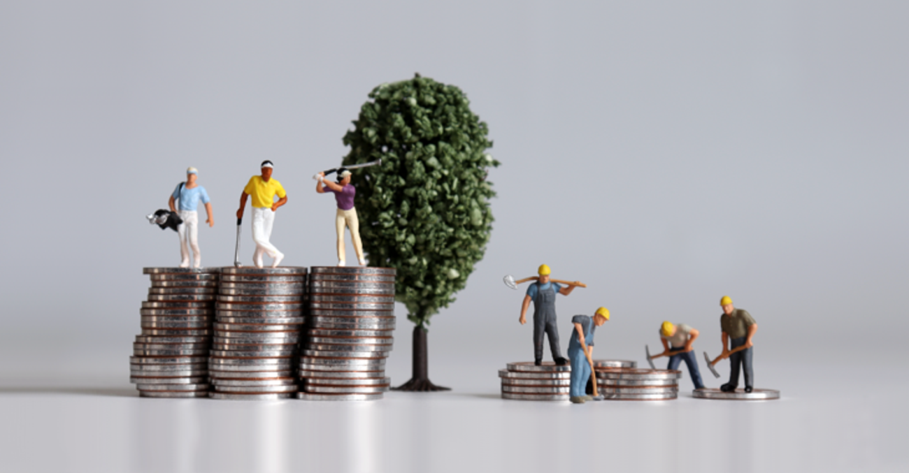 Miniaturfiguren beim Golfen auf höheren Münzhaufen, beim Arbeiten mit Helmen auf niedrigeren Münzhaufen © iStock/hyejin kang