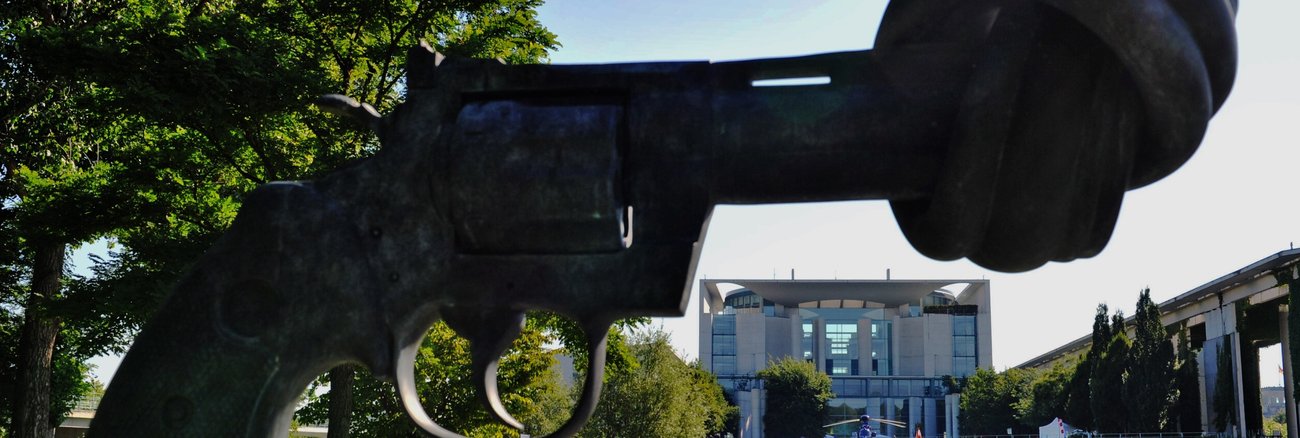 Non-Violence-Statue vor dem Bundeskanzleramt in Berlin © picture alliance/dpa|Paul Zinken