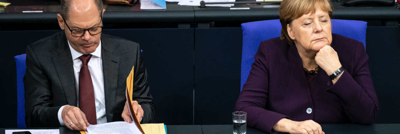 Olaf Scholz und Angela Merkel auf der Regierungsbank im Plenarsaal des Bundestages © picture alliance/dpa/Fabian Sommer