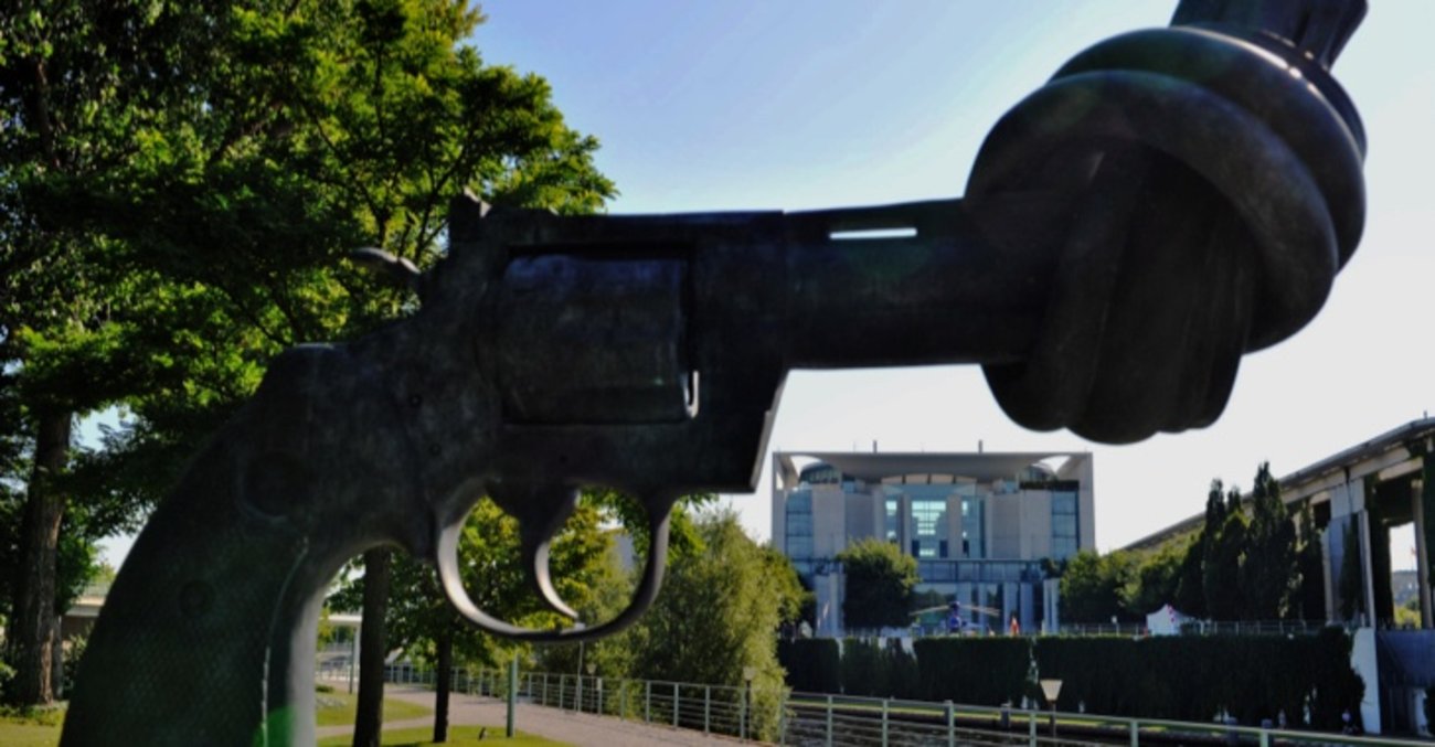 Non-Violence-Statue vor dem Bundeskanzleramt in Berlin © picture alliance/dpa|Paul Zinken