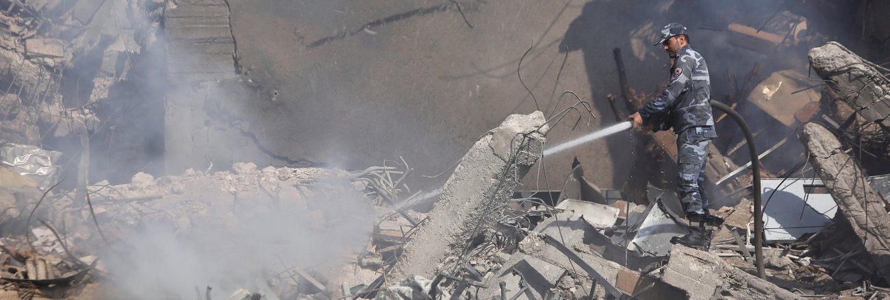 Ein Syrischer Feuerwehrmann in den Trümmern einer Forschungseinrichtung, die bei dem Militärschlag der USA, Frankreichs und Großbritanniens am 14. April 2018 zerstört wurde © REUTERS/Omar Sanadiki