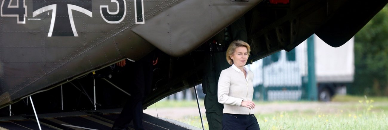 Verteidigungsministerin Ursula von der Leyen steigt verlässt einen Hubschrauber der Bundeswehr © REUTERS/Ralph Orlowski Verteidigungsministerin Ursula von der Leyen steigt verlässt einen Hubschrauber der Bundeswehr © REUTERS/Ralph Orlowski
