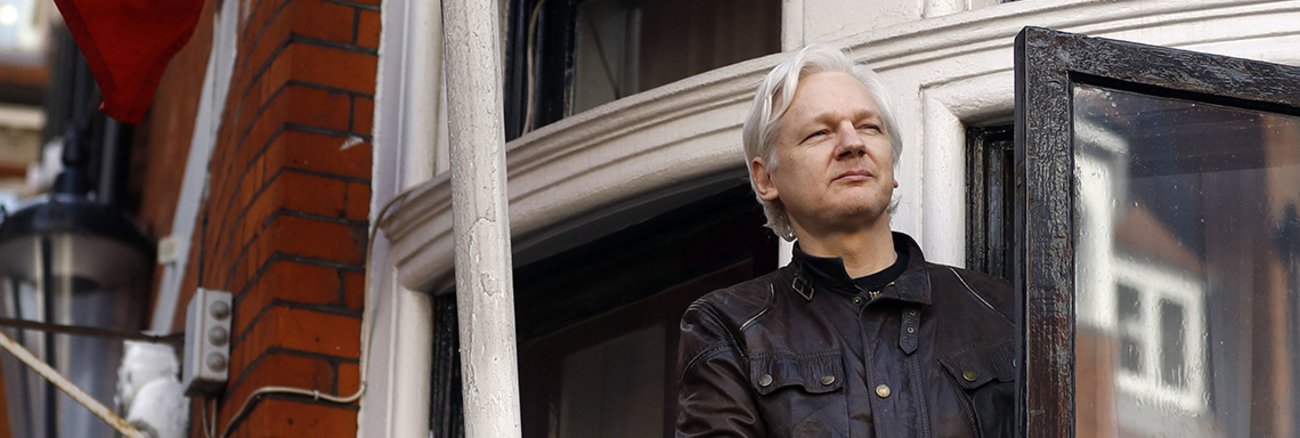 WikiLeaks-Gründer Julian Assange tritt auf den Balkon der ecuadorianischen Botschaft in London © picture alliance / AP Photo WikiLeaks-Gründer Julian Assange tritt auf den Balkon der ecuadorianischen Botschaft in London