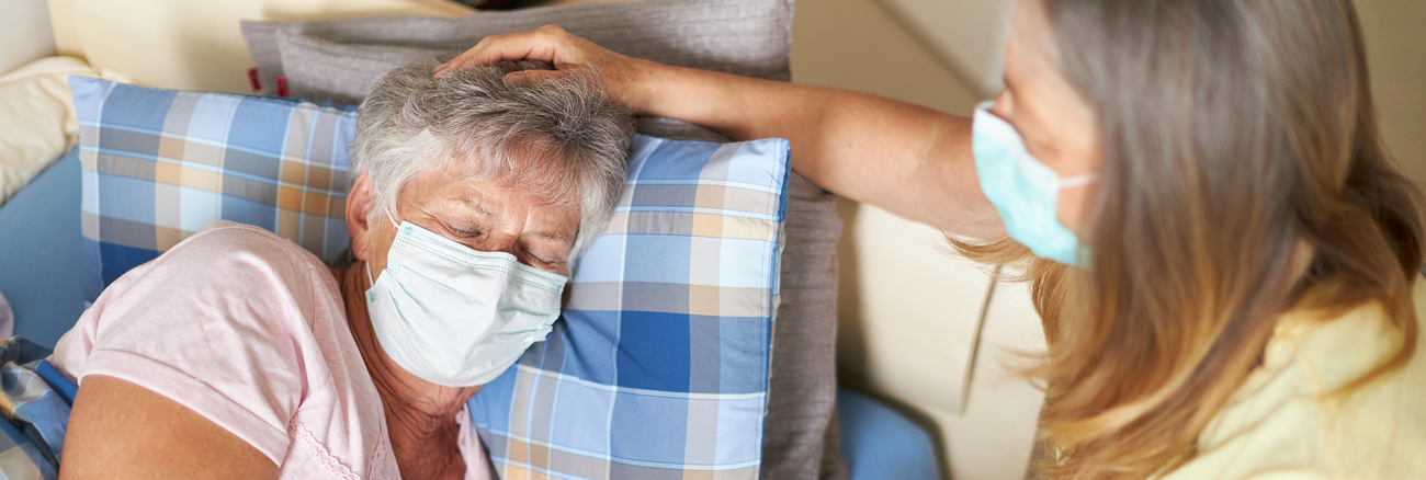 Eine Angehörige pflegt eine ältere Frau zu Hause. Foto: © istock.com/2K Studio