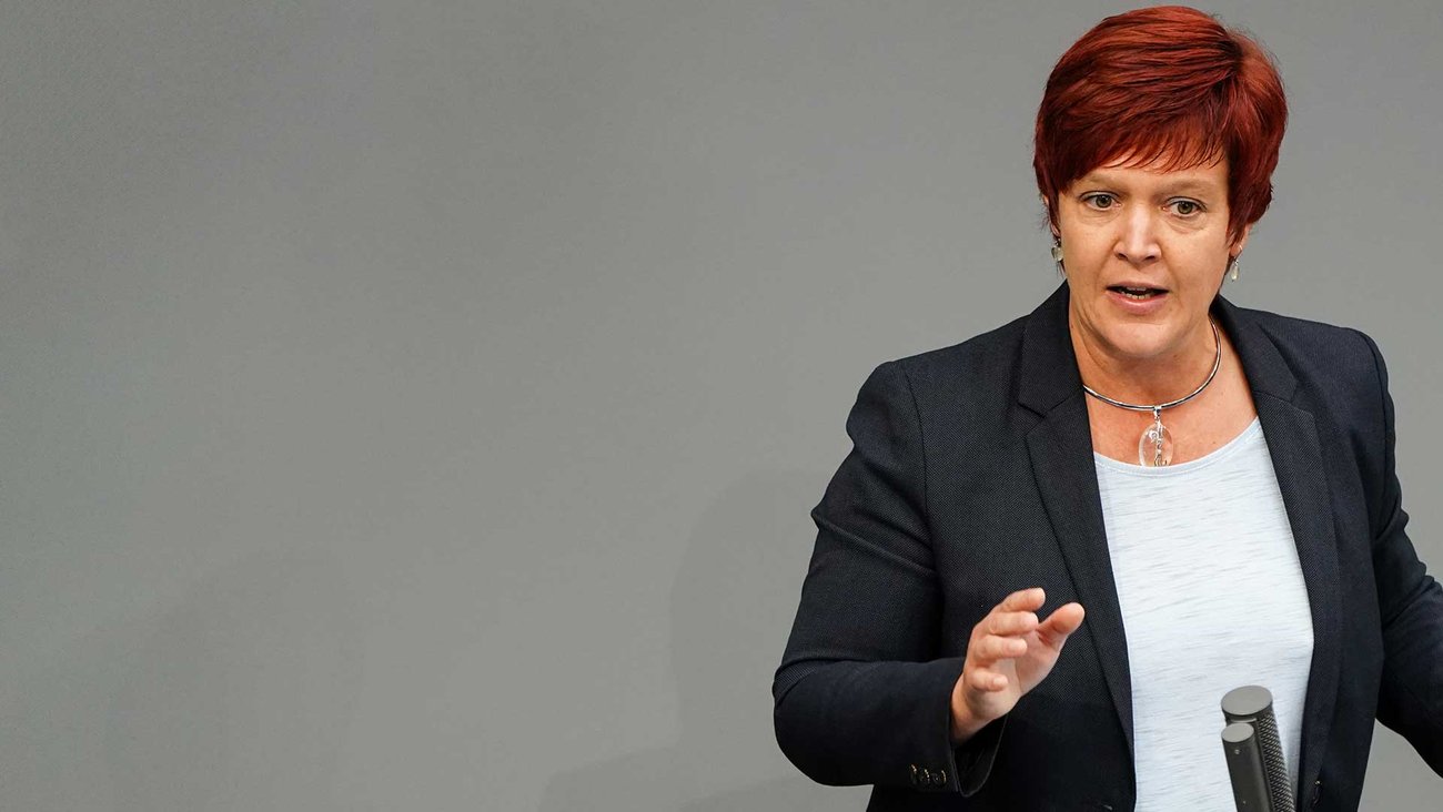 Susanne Ferschl am Redepult des Bundestags
