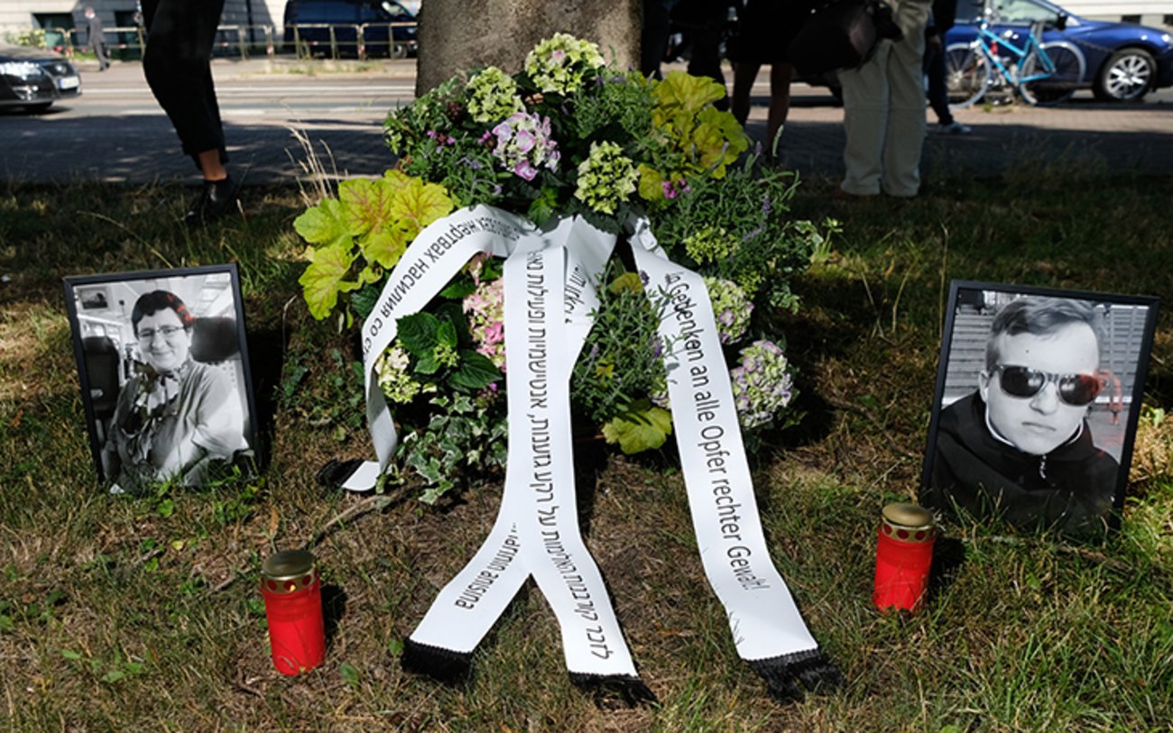 Kerzen, ein Trauerkranz sowie Bilder von den Todesopfern des Terroranschlages von Halle stehen auf einer Grünfläche vor dem Landgericht Magdeburg. | Foto: © picture alliance/dpa/dpa-Zentralbild Kerzen, ein Trauerkranz sowie Bilder von den Todesopfern des Terroranschlages von Halle stehen auf einer Grünfläche vor dem Landgericht Magdeburg. | Foto: © picture alliance/dpa/dpa-Zentralbild