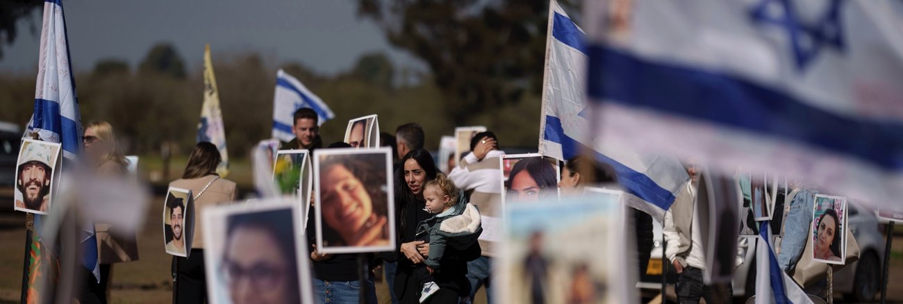 Menschen besuchen den Ort des Nova-Musik-Festivals in Re'im in Süd-Israel, das bei dem Hamas-Massaker am 7. Oktober 2023 überfallen wurde © picture alliance/ASSOCIATED PRESS|Leo Correa