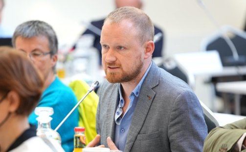 Christian Leye spricht während einer Fraktionssitzung