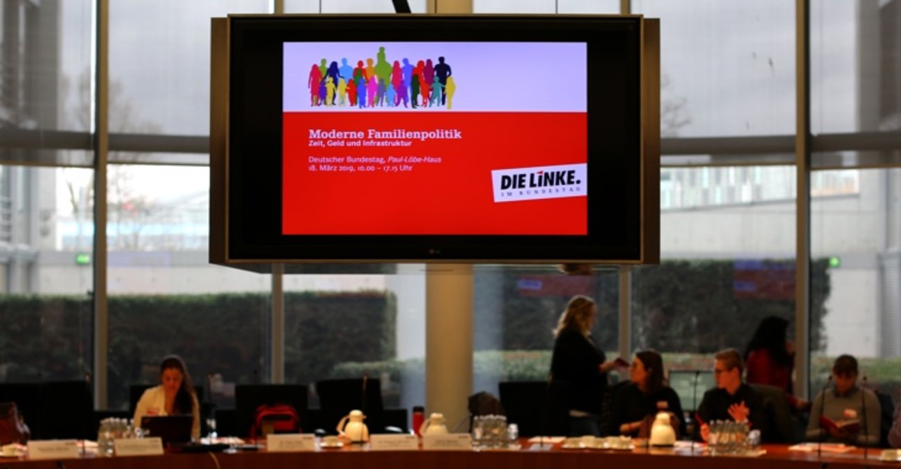 Ein Monitor mit der Aufschrift »Moderne Familienpolitik« hängt bei der Familienkonferenz der Linksfraktion am 18. März 2019 in Berlin von der Decke. Foto: Malte Daniljuk Ein Monitor mit der Aufschrift »Moderne Familienpolitik« hängt bei der Familienkonferenz der Linksfraktion am 18. März 2019 in Berlin von der Decke. Foto: Malte Daniljuk