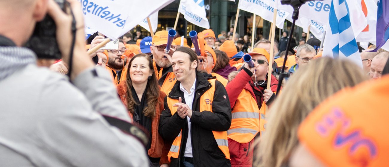 Janine Wissler und Pascal Meiser bei einem EVG-Streik