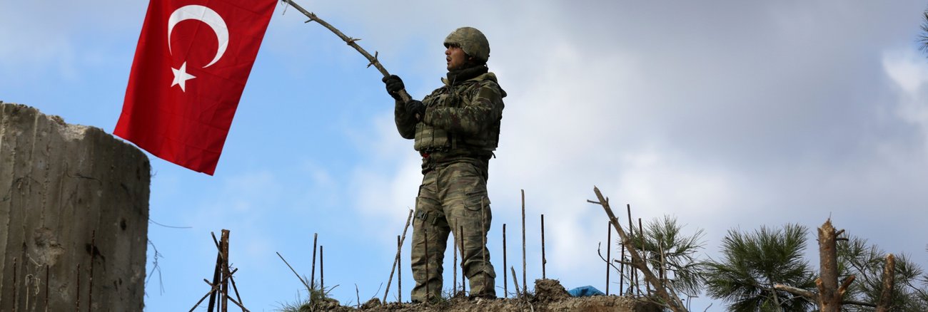 Ein türkischer Soldat schwenkt am 28. Januar 2018 auf dem Berg Barsaya, nordöstlich vom syrischen Afrin die türkische Fahne © REUTERS/Khalil Ashawi Ein türkischer Soldat schwenkt am 28. Januar 2018 auf dem Berg Barsaya, nordöstlich vom syrischen Afrin die türkische Fahne © REUTERS/Khalil Ashawi