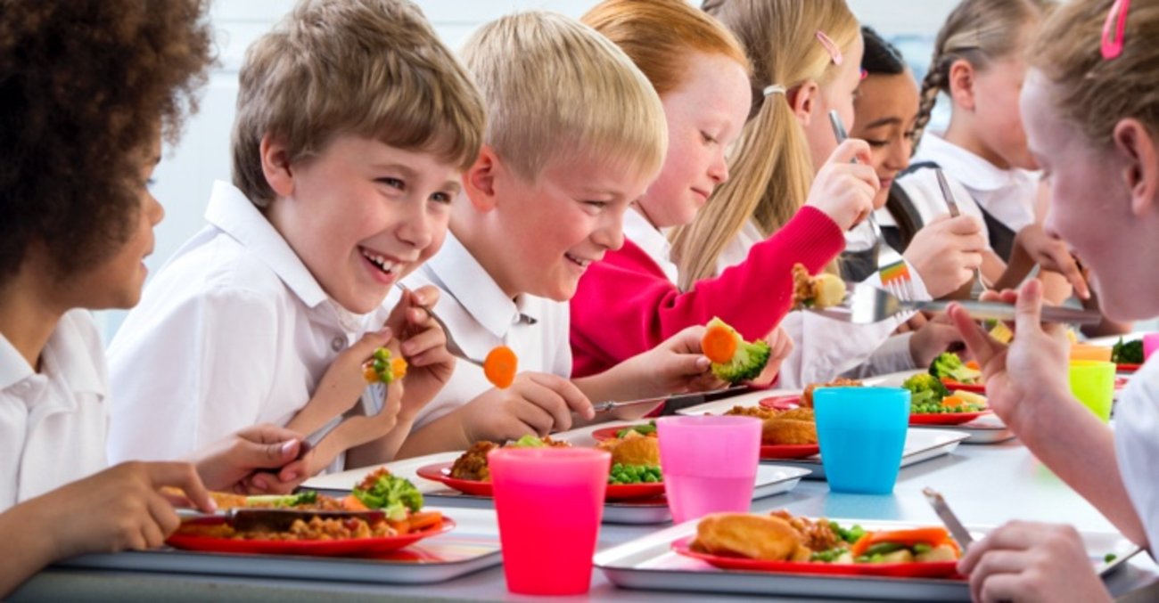 Schulkinder beim Mittagessen © iStock/SolStock Schulkinder beim Mittagessen © iStock/SolStock