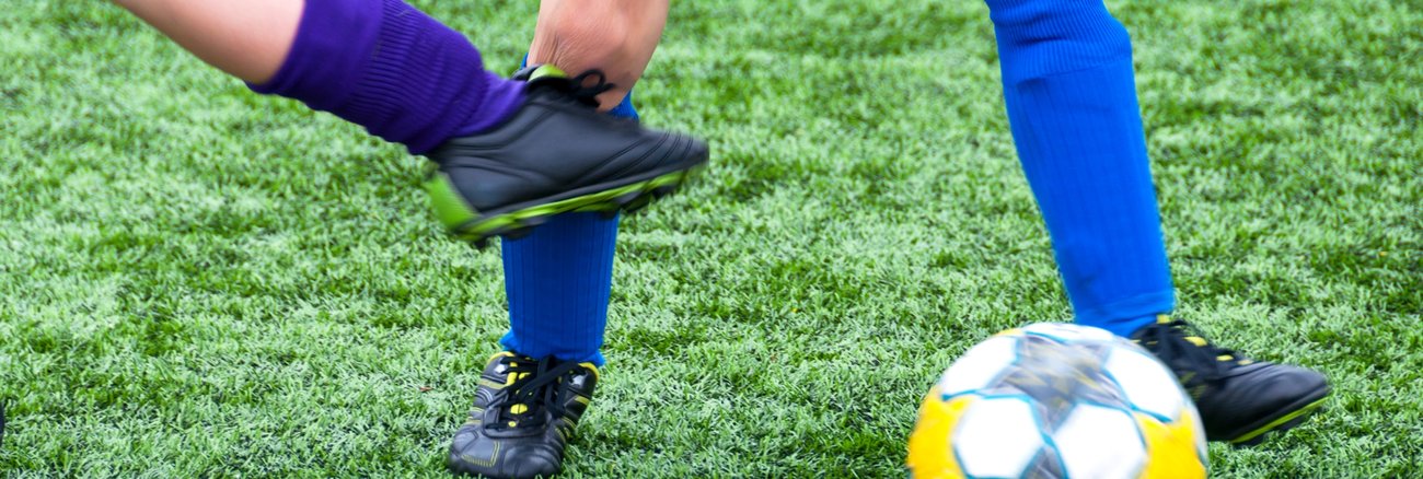 Foul beim Fußball - ein Spieler tritt einem anderen gegen das Schienbein © iStock/Martin Wahlborg