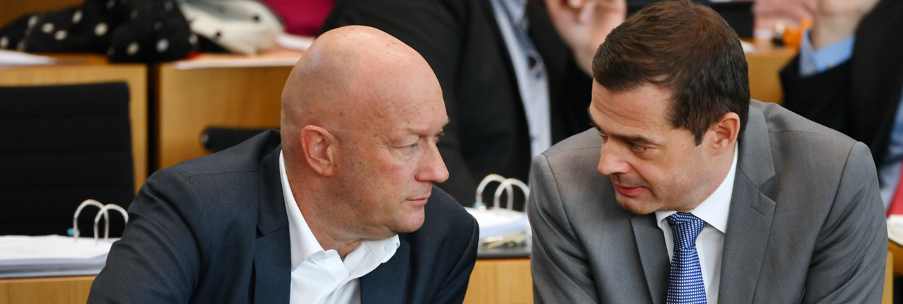 Kemmerich (FDP) und Mohring (CDU) machen am 5. Februar 2020 im Thüringer Landtag gemeinsame Sache mit den Rechtsextremen von der AfD © Martin Schutt/dpa Kemmerich (FDP) und Mohring (CDU) machen am 5. Februar 2020 im Thüringer Landtag gemeinsame Sache mit den Rechtsextremen von der AfD © Martin Schutt/dpa