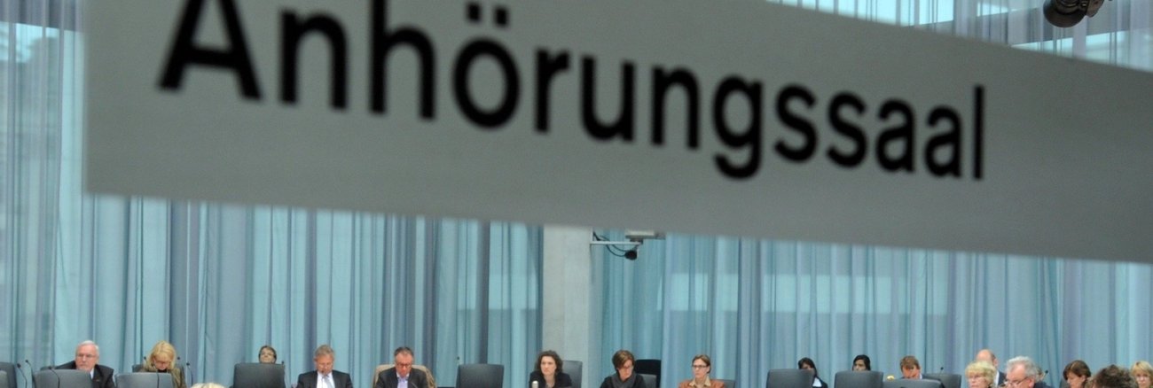 Tafel mit Aufschfrift Anhörungssaal © DBT/Achim Melde