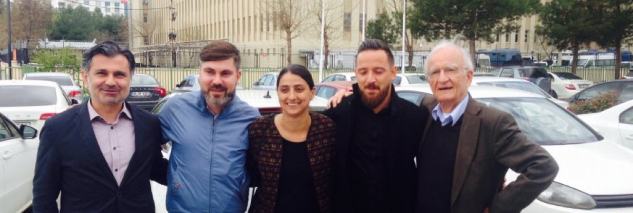 Fabio De Masi (2.v.l.), Feleknas Uca, Deniz Naki und Professor Norman Paech am 6. April 2017 in Diyarbakir Fabio De Masi (2.v.l.), Feleknas Uca, Deniz Naki und Professor Norman Paech am 6. April 2017 in Diyarbakir