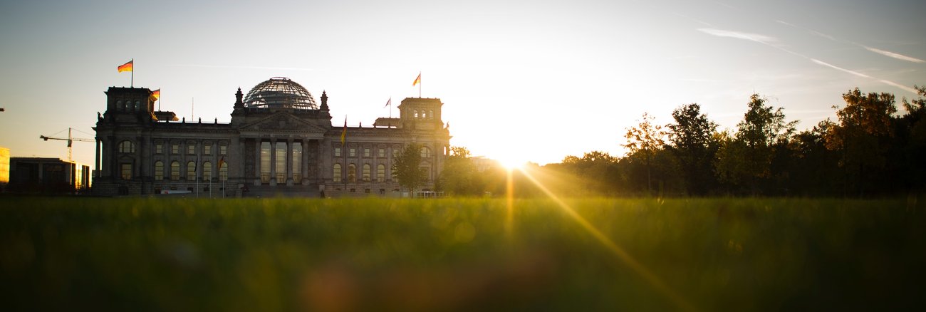 Sonnenaufgang über dem Plneargebäude des Bundestages © ddp images