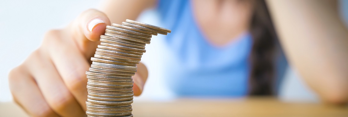 1140x384 frau finger stapel muenzen geld