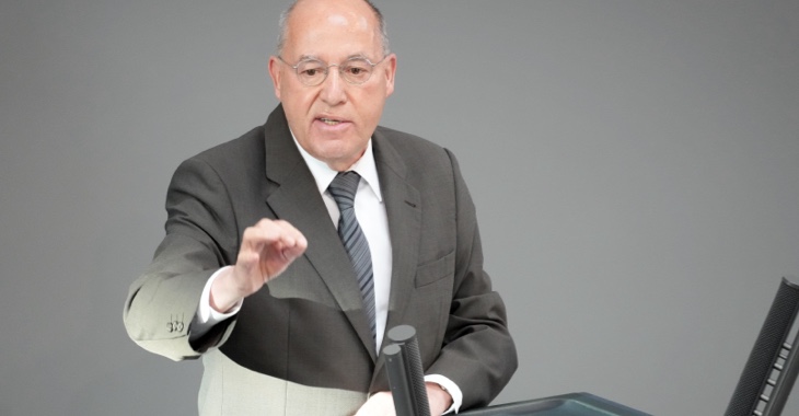 Gregor Gysi am Rednerpult des Bundestages