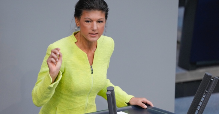 Sahra Wagenknecht am Rednerpult des Bundestages @ picture alliance/Flashpic|Jens Krick