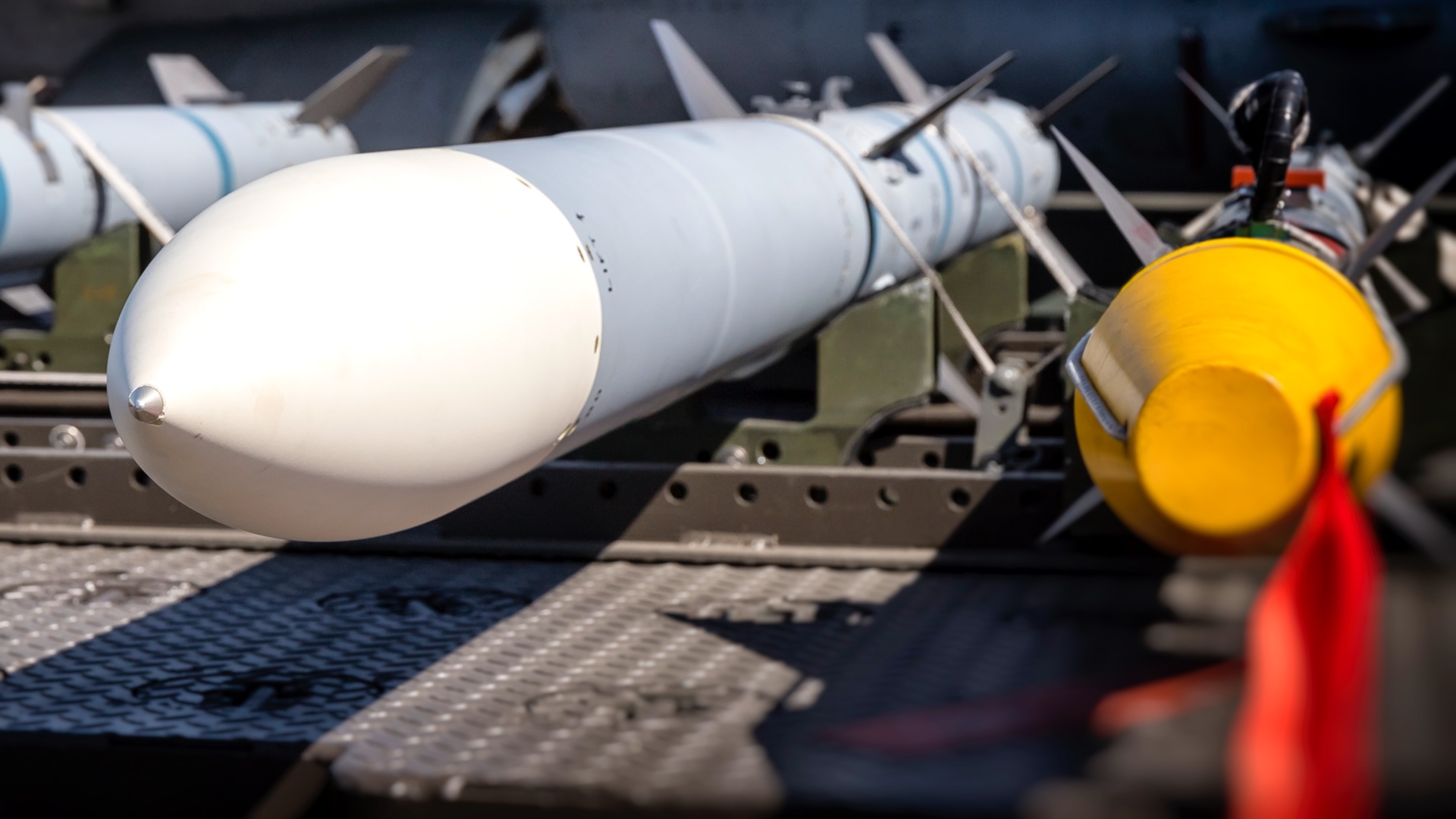 Raketen vor einem F16-Kampfflugzeug © iStock/ewg3D Raketen vor einem F16-Kampfflugzeug © iStock/ewg3D