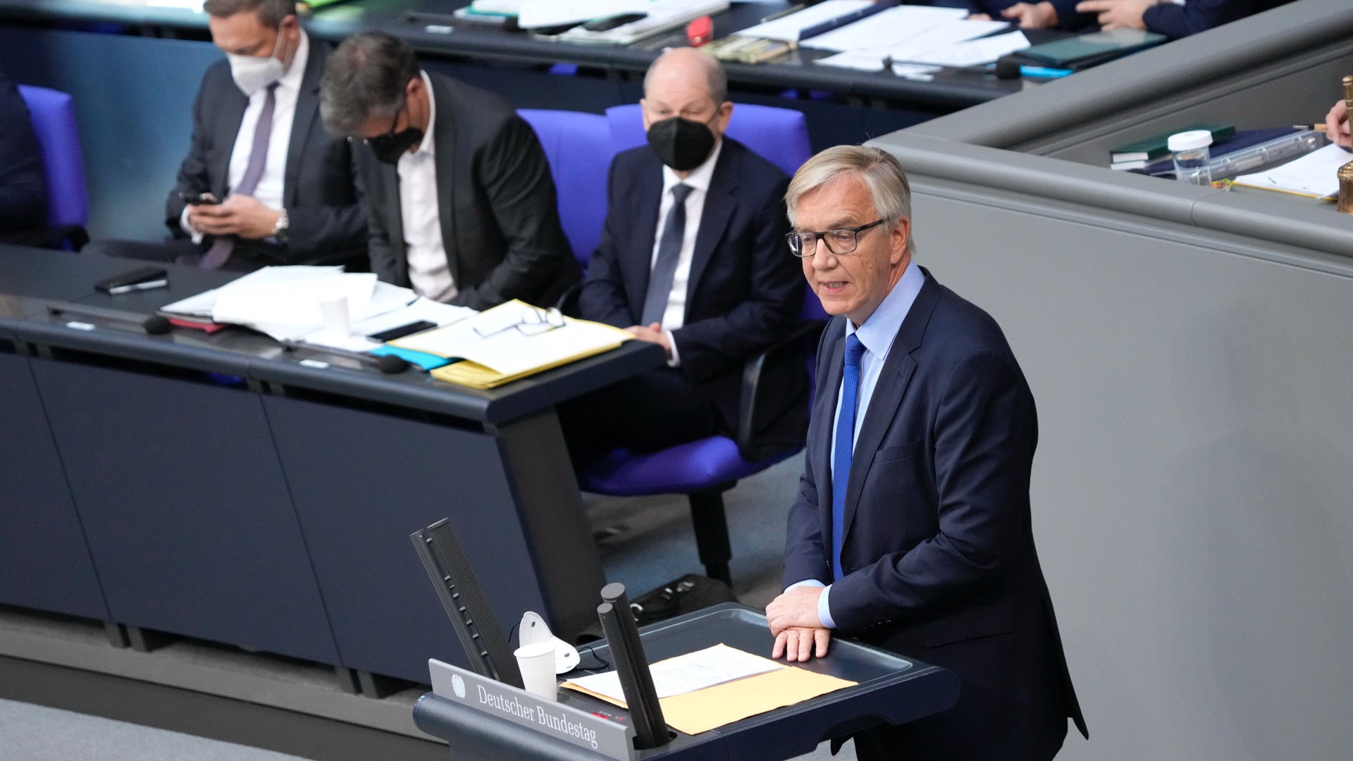 Dietmar Bartsch am Rednerpult des Bundestag, dahinter Olar Scholz, Robert Habeck und Christian Lindner auf der Regierungsbank © picture alliance/Flashpic|Jens Krick Dietmar Bartsch am Rednerpult des Bundestag, dahinter Olar Scholz, Robert Habeck und Christian Lindner auf der Regierungsbank © picture alliance/Flashpic|Jens Krick