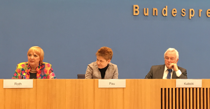 Claudia Roth, Petra Pau und Wolfgang Kubicki stellen den gemeinsamen Antrag zur Alterssicherung jüdischer Kontingentflüchtlinge vor. Claudia Roth, Petra Pau und Wolfgang Kubicki stellen den gemeinsamen Antrag zur Alterssicherung jüdischer Kontingentflüchtlinge vor.