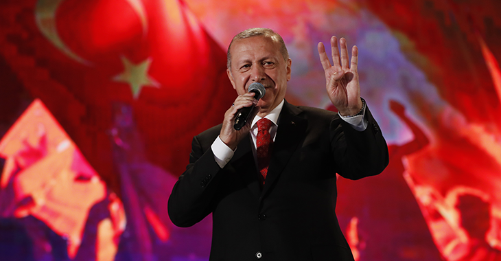 Recep Tayyip Erdogan zeigt bei einer Rede in Istanbul zum Jahrestag des gescheiterten Militärputsches am 15. Juli 2019 den Rabia-Gruß der Muslim-Brüder. Foto: © picture alliance / AP Images Recep Tayyip Erdogan zeigt bei einer Rede in Istanbul zum Jahrestag des gescheiterten Militärputsches am 15. Juli 2019 den Rabia-Gruß der Muslim-Brüder. Foto: © picture alliance / AP Images