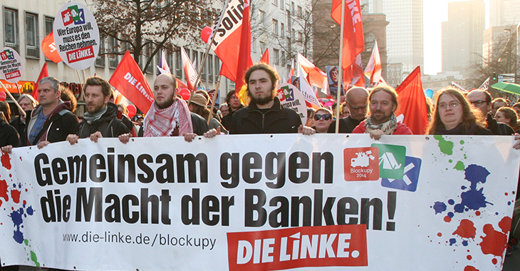 Demonstrierende bei der Blockupy-Kundgebung im März 2015 in Frankfurt/Main Demonstrierende bei der Blockupy-Kundgebung im März 2015 in Frankfurt/Main; Transparent von "DIE LINKE" mit der Aufschrift "Gemeinsam gegen die Macht der Banken"