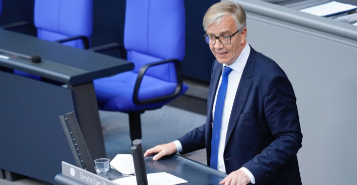 Dietmar Bartsch am Rednerpult des Bundestages © picture alliance / Flashpic|Jens Krick Dietmar Bartsch am Rednerpult des Bundestages © picture alliance / Flashpic|Jens Krick
